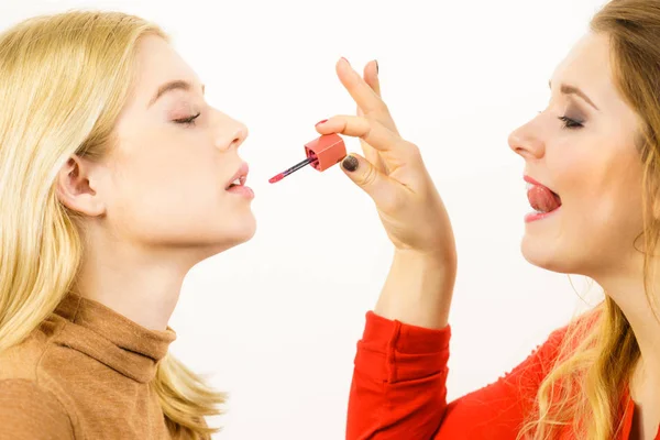 Maquiagem Amigo Artista Aplicando Outro Batom Mulher Brilho Labial Nos — Fotografia de Stock