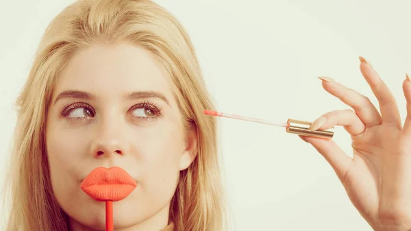 Νεαρή Ενήλικη Γυναίκα Εφαρμογή Κραγιόν Lip Gloss Πάρει Make Γίνεται — Φωτογραφία Αρχείου