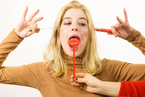 Young Adult Woman Applying Lipstick Lip Gloss Getting Her Make — Stock Photo, Image