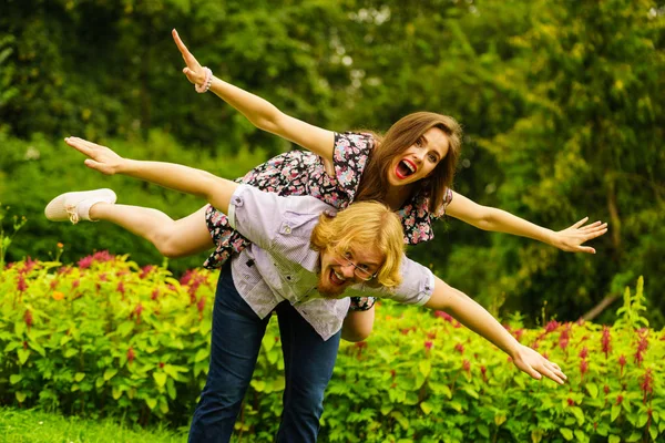 Casal Feliz Divertindo Juntos Livre Acontece Grande Relação Homem Mulher — Fotografia de Stock