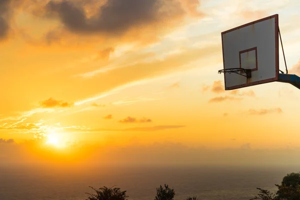 Gün Batımına Karşı Basket Potası Olan Eski Bir Basketbol Tahtası — Stok fotoğraf