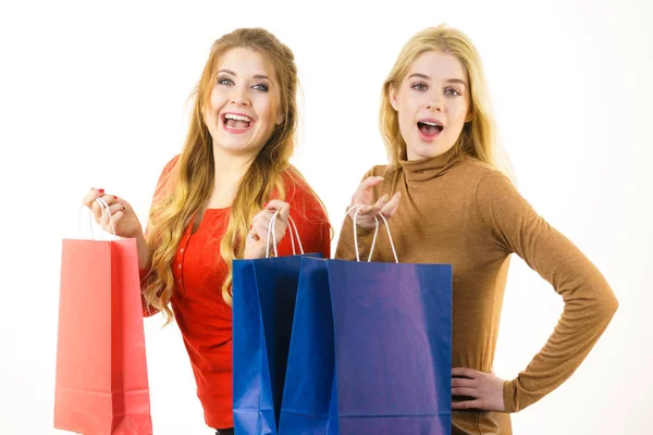 Twee Tiener Vrouwen Worden Blij Het Winkelen Vriendinnen Houden Kleurrijke — Stockfoto