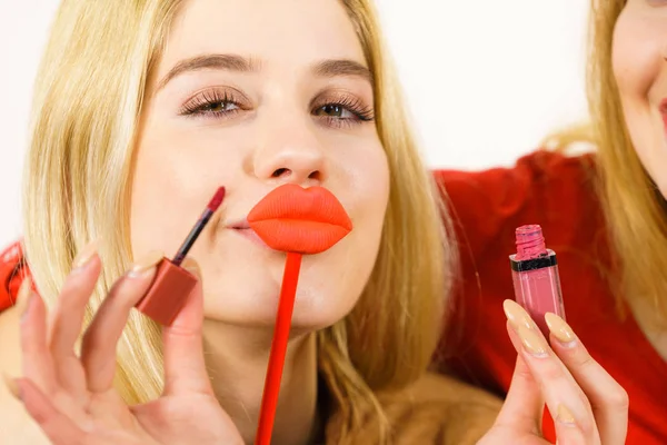 Young Adult Woman Applying Lipstick Lip Gloss Getting Her Make — Stock Photo, Image