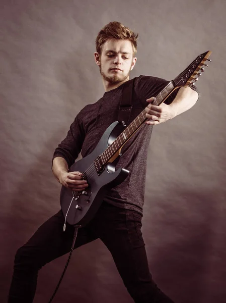 Joven Barbudo Con Guitarra Eléctrica Persona Adulta Sostiene Instrumento Toca — Foto de Stock