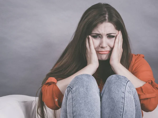 Triste Donna Preoccupata Attesa Qualcosa Seduta Sul Divano Molto Nervosa — Foto Stock