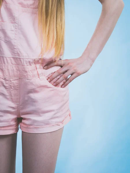 Κοντινό Πλάνο Γυναίκα Λεπτές Λεπτές Πόδια Φορώντας Ροζ Σορτς Για — Φωτογραφία Αρχείου