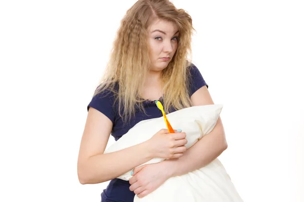 Mulher Sonolenta Com Cabelo Loiro Emaranhado Abraçando Travesseiro Branco Segurando — Fotografia de Stock