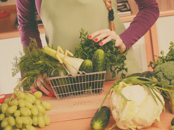 건강에 다이어트 식품을 부엌에 바구니를 야채가 — 스톡 사진