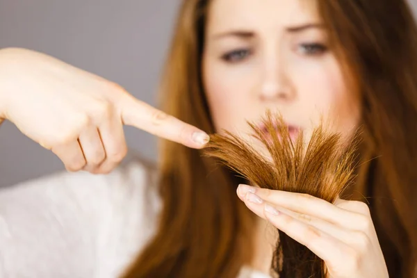 Femme Inquiète Regardant Ses Cheveux Bruns Longs Fendus Secs Termine — Photo