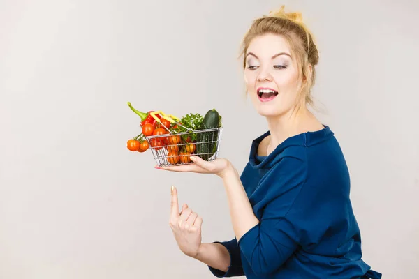 Att Köpa Bra Mat Vegetariska Produkter Positiv Kvinna Som Håller — Stockfoto