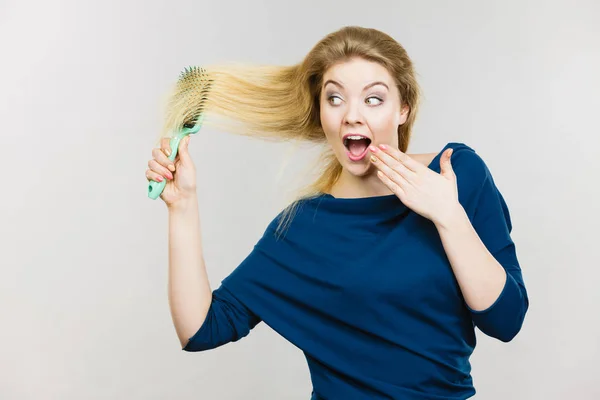 Mujer Feliz Peinándose Pelo Con Cepillo Joven Hembra Sonriente Con —  Fotos de Stock