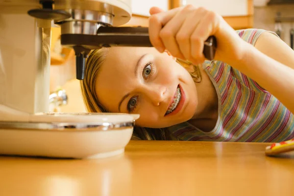 Mutfakta Makineden Sıcak Kahve Yapan Bir Kadın Var Barista Evde — Stok fotoğraf