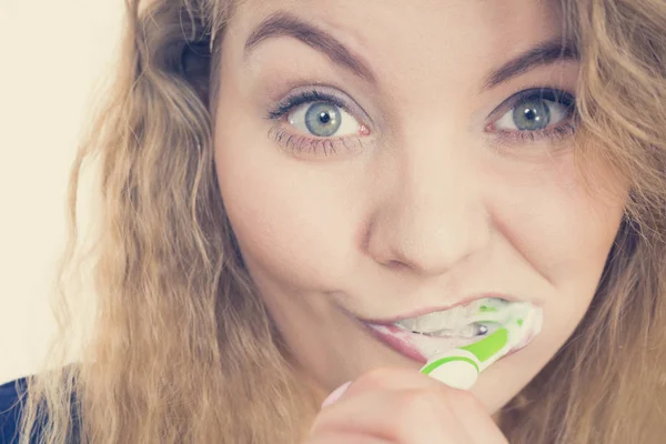 女性クリーニング歯を磨く 歯ブラシを持つ肯定的な少女 口腔衛生 トーンのイメージ — ストック写真
