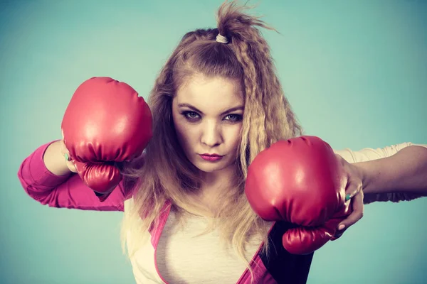 Linda Chica Rubia Boxeadora Femenina Con Grandes Guantes Rojos Divertidos —  Fotos de Stock