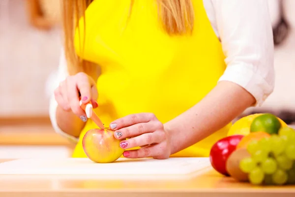 女性若い主婦自宅の台所では まな板の上のリンゴ果実のスライス サラダを準備しています 健康を食べること ベジタリアン フード ダイエット の概念 — ストック写真