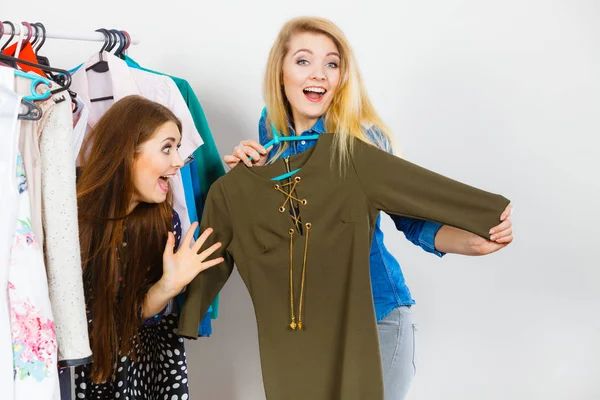 Dos Amigas Mujeres Compras Armario Recogiendo Ropa Perfecta Juntas —  Fotos de Stock