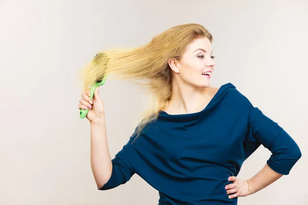 Žena Kartáčování Její Dlouhé Blond Vlasy Pomocí Štětce Ranní Krásy — Stock fotografie