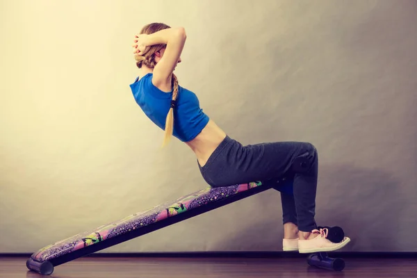 Junge Teenagerin Trainiert Auf Bank Für Sit Ups Hause Fit — Stockfoto