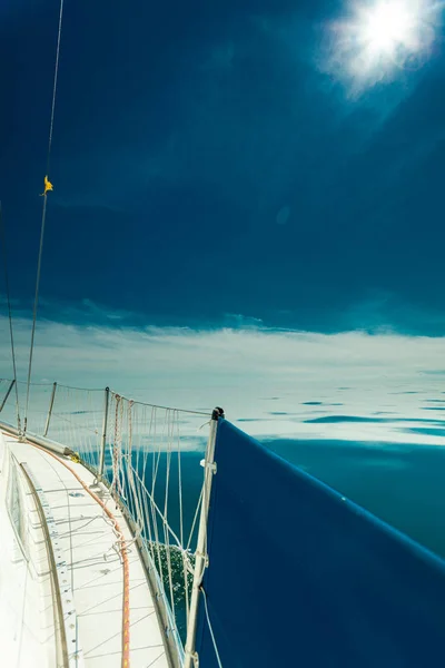 Sakin Deniz Suyunda Güneşli Yaz Mevsiminde Yelkenliyle Yat Sürmek Spor — Stok fotoğraf