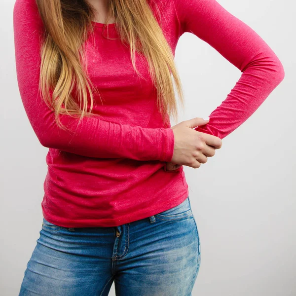 Parte Del Cuerpo Femenino Pecho Caderas Chica Con Blusa Rosa — Foto de Stock