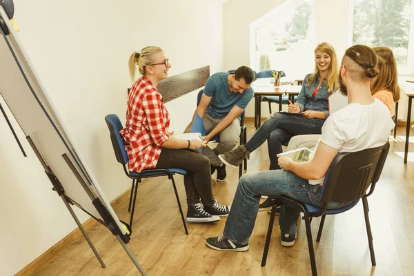 Teamvergadering Start Concept Mannelijke Vrouwelijke Diversiteit Jongeren Die Samen Studeren — Stockfoto