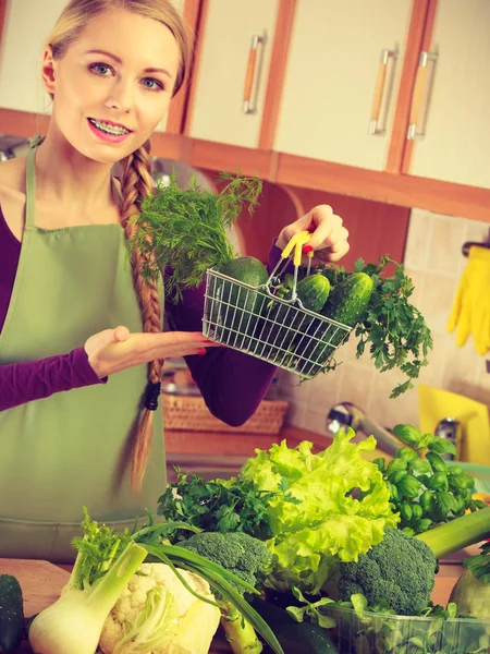 Köpa Hälsosam Kost Mat Koncept Kvinna Köket Med Många Gröna — Stockfoto