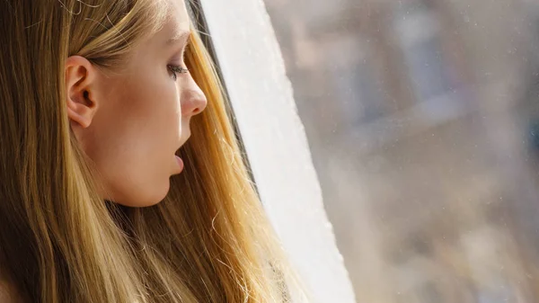 Шокированная Молодая Блондинка Подросток Смотрит Окно Видит Ужасное Снаружи — стоковое фото