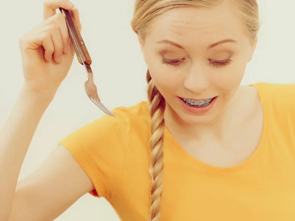 Zszokowana Kobieta Szeroko Otwartymi Ustami Trzyma Widelec Jest Bardzo Zaskoczony — Zdjęcie stockowe