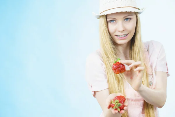 Mulher Positiva Jovem Que Mantém Mãos Frutos Morangos Frescos Azul — Fotografia de Stock