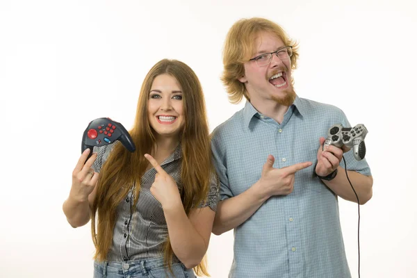 Boldog Pár Együtt Szórakozik Videojátékokkal Stúdió Lövés Elszigetelt — Stock Fotó