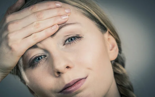 Mladá Blondýnka Vážným Migrene Trpí Hrozně Rozbolela Hlava Pocit Velké — Stock fotografie