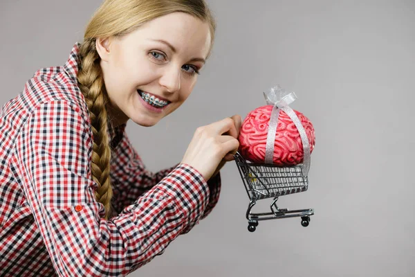 Щаслива Жінка Тримає Кошик Мозком Всередині Розумна Відповідальна Концепція Купівлі — стокове фото