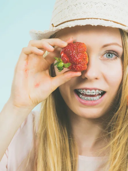 Mulher Positiva Jovem Que Joga Com Frutos Morangos Frescos Azul — Fotografia de Stock