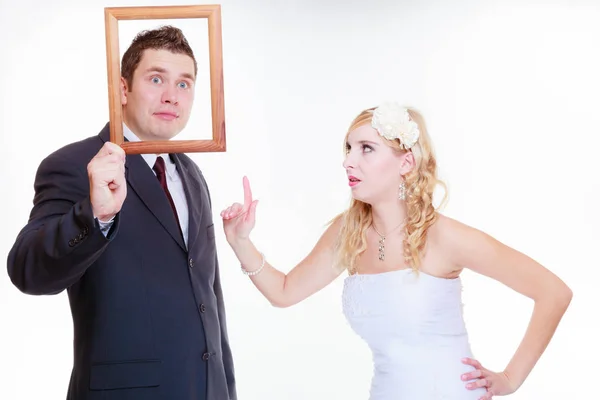 結婚式の日 負の関係の概念 新郎新婦は 空の写真フレームが悪い引数を持つポーズを保持 — ストック写真
