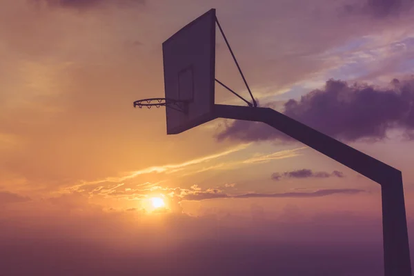 Altes Basketballbrett Mit Korbkorb Gegen Den Abendhimmel Sport Erholung — Stockfoto
