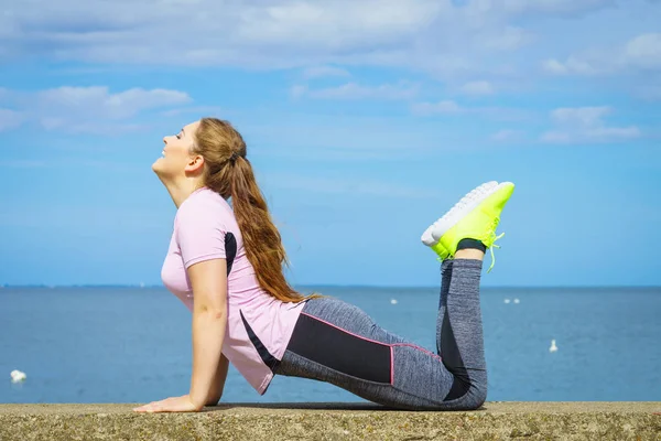 Super Fitte Attraktive Junge Frau Modischem Outfit Die Bei Sonnigem — Stockfoto