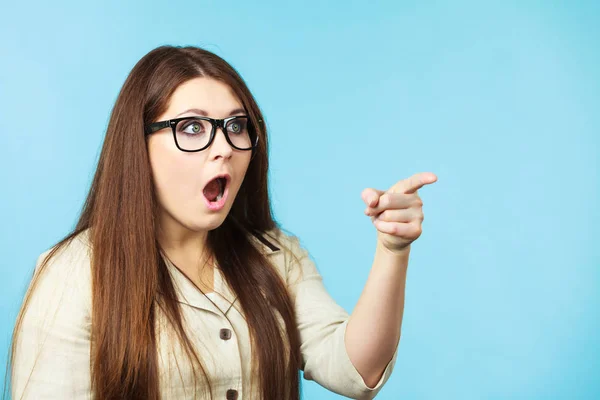 Shocked Surprised Young Woman Pointing Finger Blue Face Expression Human — Stock Photo, Image