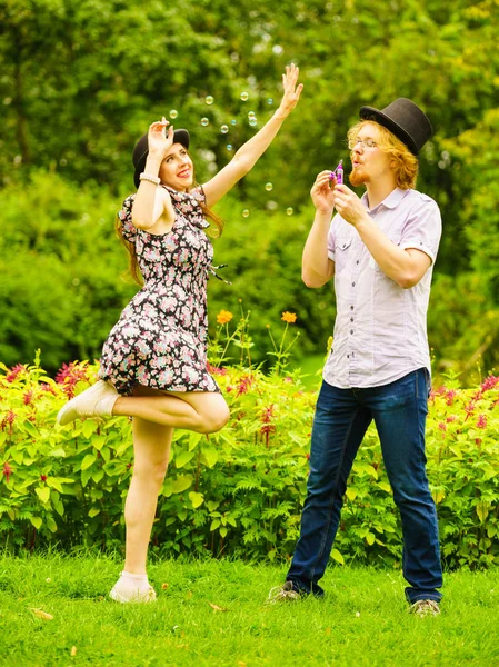 Gelukkig Grappig Hipster Paar Samen Spelen Blazen Zeepbellen Outdoor Het — Stockfoto