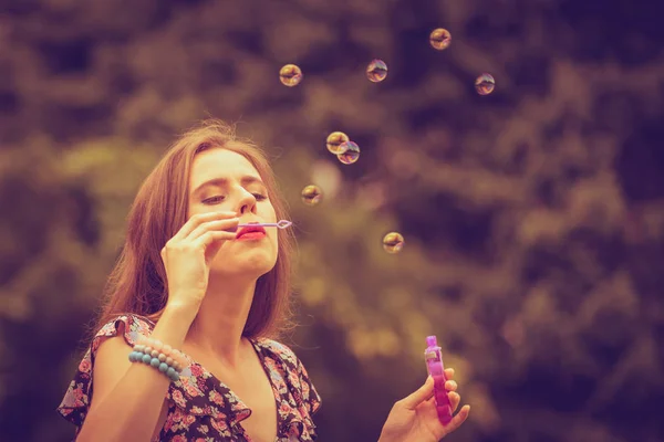 Felicidade Conceito Despreocupado Jovem Mulher Divertindo Soprando Bolas Sabão Livre — Fotografia de Stock