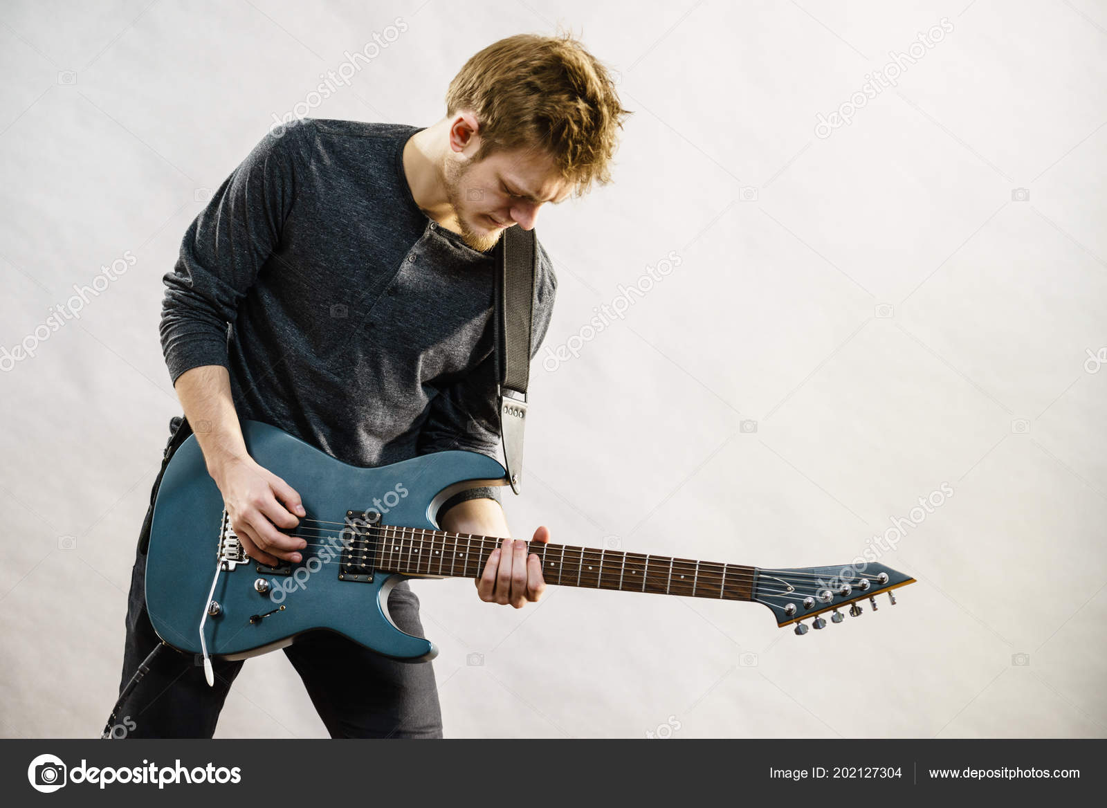 Jeune Homme Barbu Avec Guitare Électrique. Une Personne Adulte