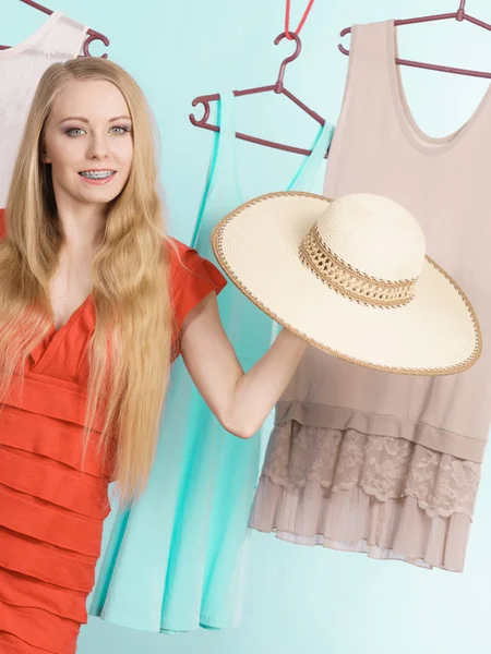 Жінка Магазині Одягу Збираючи Літо Ідеальне Вбрання Тримає Великий Капелюх — стокове фото