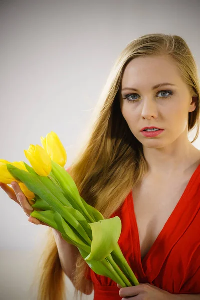 Прекрасна Молода Жінка Довге Світле Волосся Тримає Жовті Тюльпани — стокове фото