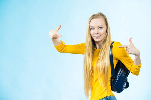 Šťastná Mladá Blondýna Dospívající Dívka Jde Školy Nosit Batoh Herfelf — Stock fotografie