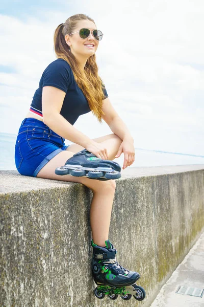 Mujer Joven Con Patines Que Relaja Después Del Paseo Mujer —  Fotos de Stock