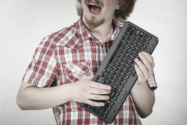 Ботаник Молодой Взрослый Мужчина Играющий Видеоигры Компьютерной Клавиатурой Будучи Зависимым — стоковое фото