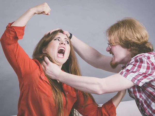 Tonårsbror Och Syster Bråkar Man Drar Kvinnligt Hår Begreppet Vänskap — Stockfoto