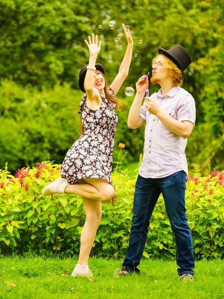 Glücklich Lustiges Hipster Paar Beim Gemeinsamen Blasen Von Seifenblasen Freien — Stockfoto