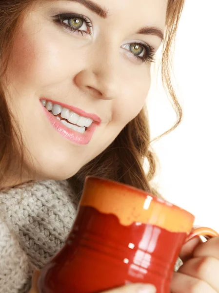 穿着暖和衣服的女人 灰色毛衣 手里拿着漂亮的红色杯子 热饮茶或白咖啡 — 图库照片