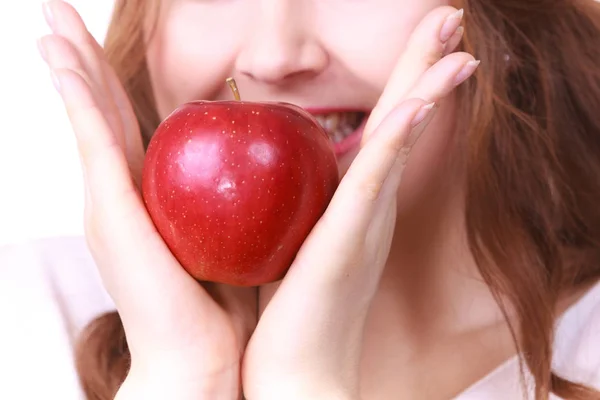 Femme Tenant Pomme Rouge Main Près Visage Sur Blanc Alimentation — Photo