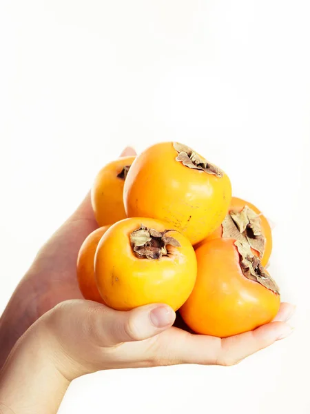 Tangan Wanita Memegang Persimmon Kaki Buah Putih Makan Sehat Membantu — Stok Foto